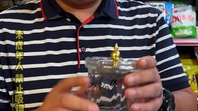 玻璃烟灰缸 这是一款玻璃的烟灰缸，带一个合金的盖子，质感做工都很不错。#烟灰缸 #防飞灰烟灰缸 #防