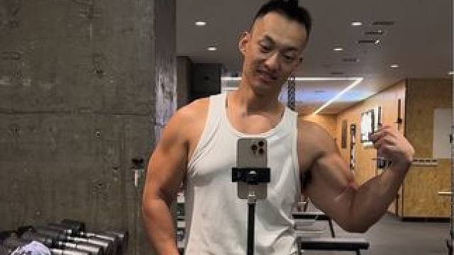 空腹体重93公斤，脸已经拉丝，二头也分瓣了！目标两周时间减到体脂8！#减脂 #自律 #健身 #减肥 