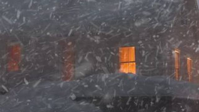 巨大的风雪席卷而来，在这个温暖小屋里放松和休息吧！ #白噪音 #助眠视频 #解压助眠