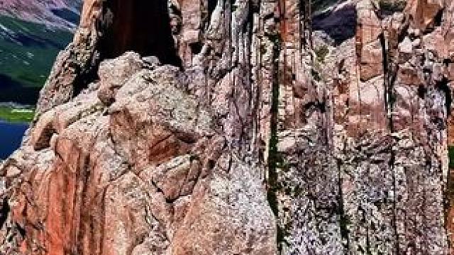 怪石嶙峋千姿百态的石头山，像来到科幻电影里#莲宝叶则 #大自然的鬼斧神工 #自然奇观 #一座神奇的大