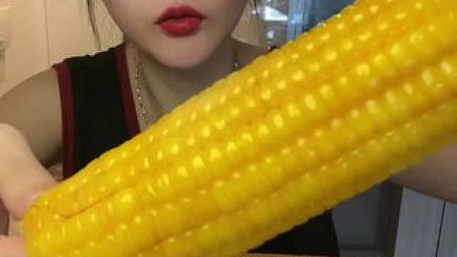 #好好吃饭好好生活 #从来没吃过这么好吃的东西 #还没到中秋就馋月饼了 #不敢想象这一口多好吃 #哎