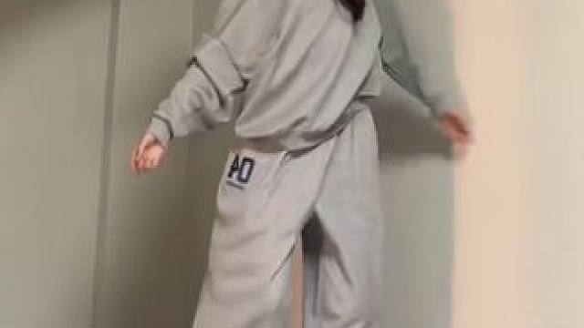 喜欢这套 好chill的一首#翻跳 #开学穿搭 #浅跳一下