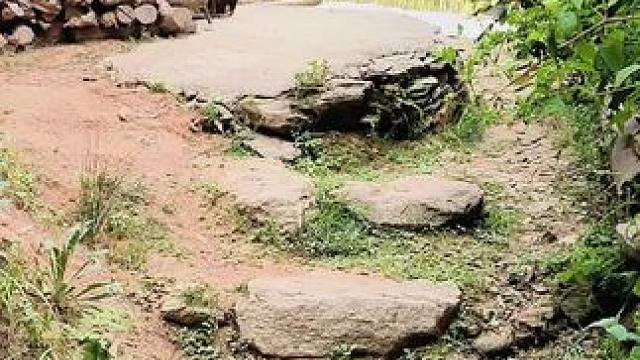 我们这一代人就是房奴多，车奴多，光棍多，离婚多，负债多，这都是因为个个都想往城里住，个个都想为儿子讨