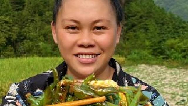 今天摘了很多小辣椒炒鸡蛋吃 #美食 #辣椒 #记录生活