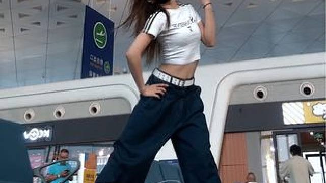 在人来人往的机场戴着耳机呼哧呼哧的跳舞 #dance #舞蹈 #earth编舞 #likethat 