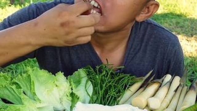 驴哥吃香米饭手剥笋酸辣凉拌️刺身大虾 #泰国美食 #户外美食 #泰国生活 #美食