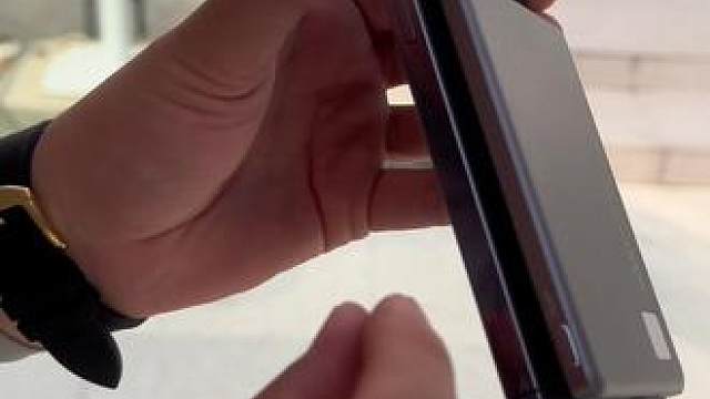 这个设计的确高级！喜欢玩磁吸的，一定看看。金属材质，Qi2框架协议。苹果华为安卓，都能用，跟手机融合