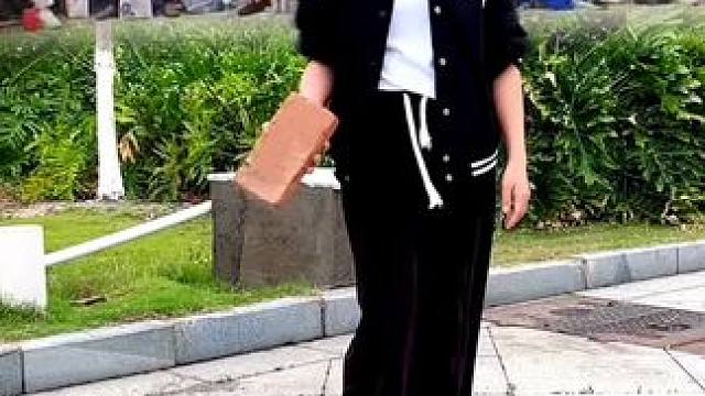 美女在公园表演练了30年隔空劈砖，震惊所有人