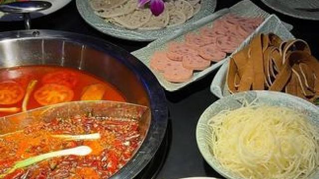 记得多囤点，四人餐超级划算 正宗成都社区老火锅！！超级香#好吃上瘾的火锅店推荐 #乌鲁木齐社区老火锅