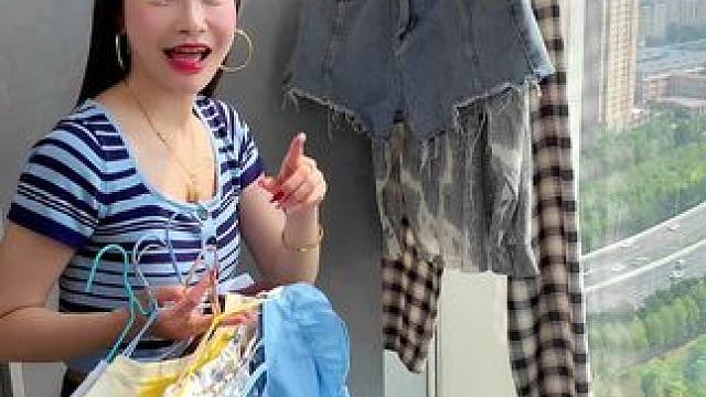 哪都能挂的 #旅行衣架  升级吸盘的了，现在不止哪都能挂还哪都能吸了，以后出差旅行就不怕衣服没地方晾