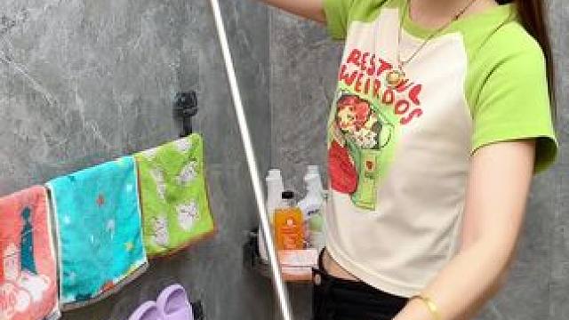 这种双杆可伸缩的吸盘毛巾架，大小毛巾都能放，还能收纳拖鞋，吸盘的随意换位置不伤墙面不留胶#毛巾架  