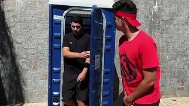 上厕所引发的争斗，最后真是大快人心！ #看一遍笑一遍 #意想不到的结局 #老外真会玩 #万万没想到 