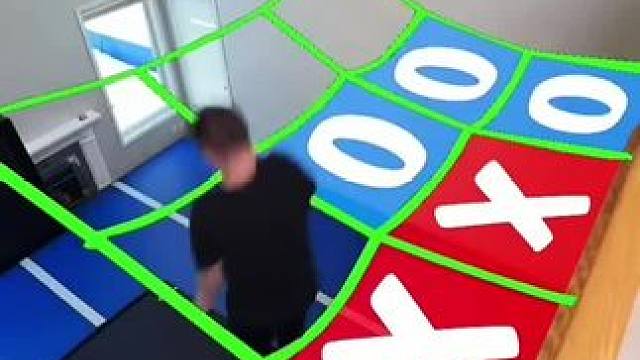 九宫格花式大挑战，身体与技术相结合！ #这操作都看傻了 #老外真会玩 #调皮捣蛋的小家伙闪亮登场 #