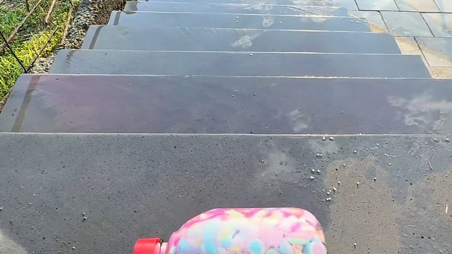 楼梯滚瓶子爆破解压时刻