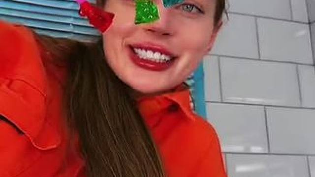 用美甲偷吃保安软糖，最后让人太意外了！ #看一遍笑一遍 #这操作都看傻了 #意想不到的结局 #哈哈哈