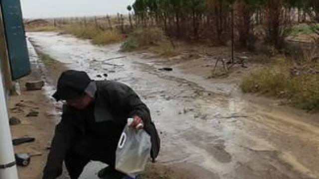 人称浙江雨神，人到哪里雨就下到哪里，这次在沙漠还是下雨了#骑行vlog #长途骑行 #沙漠戈壁滩 #