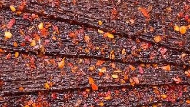 这个黑金辣条真的是又麻又辣，一口下去满嘴爆汁，嚼劲十足#好吃到停不下来 #辣条 #哎呀妈呀太香了