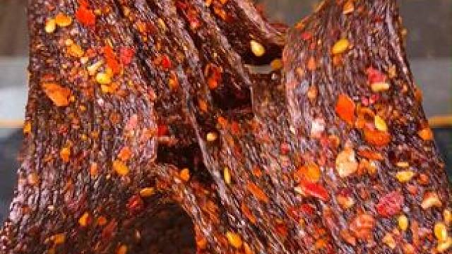 又麻又辣的黑金辣条，一口下去满嘴爆汁，真的太过瘾了#追剧小零食 #辣条 #好吃到停不下来