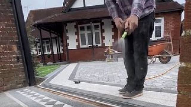 英国地铺工匠老师傅，月薪7500镑的设计地铺工作。 #花园施工 #庭院地面铺装 #小院改造 #庭院设