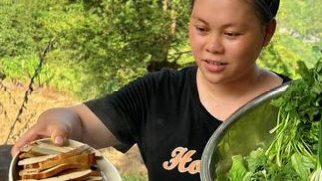 今天做个爆辣排骨火锅，配着小葱直接吃过瘾 #火锅 #记录生活 #美食