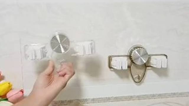 有了这个拖把夹，家里的拖把扫把都能上墙收纳了，不占空间拿取也很方便，关键吸盘的可以随意更换位置不伤墙