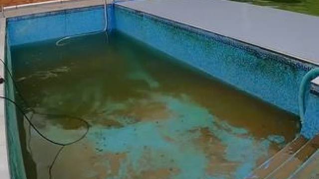 清洗泳池，太解压啦#dou上热门 #清洗泳池 #解压视频 #舒服又解压 #专业的事情交给专业人去做