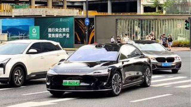 享界s9，它真的能对标迈巴赫吗？腰真的能直吗？#享界s9 #享界s9街拍 #迈巴赫