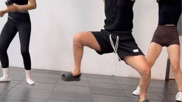 才艺太多没有办法
周末跳个放假舞