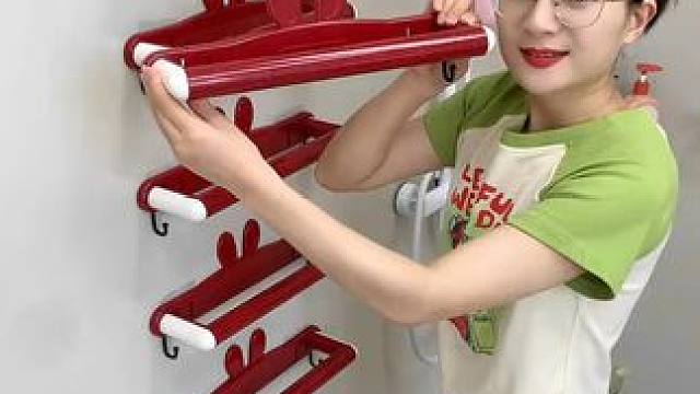 #可伸缩拖鞋架   凉鞋拖鞋用它收纳不占空间，还能当个#可伸缩毛巾架  使用，卫生间干净整洁多了#免