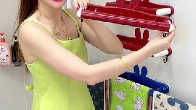 #可伸缩拖鞋架   凉鞋拖鞋用它收纳不占空间，还能当个#可伸缩毛巾架  使用，卫生间干净整洁多了#免
