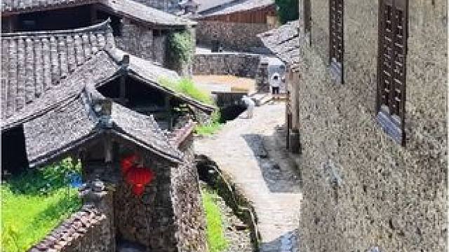 库村古村落， 其历史可以追溯到1200多年前，以其独特的石头建筑和丰富的历史文化而闻名。库村古村落不