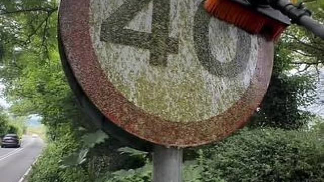 英国路政清洁工清洗路牌#极度舒适 #深度清洁#清洗