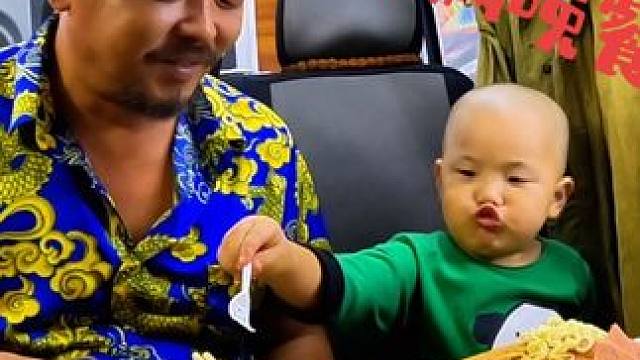 沙和尚大孙世界第一棒，天天陪爷爷吃夜宵，太厉害了 #房车生活 #记录宝宝日常