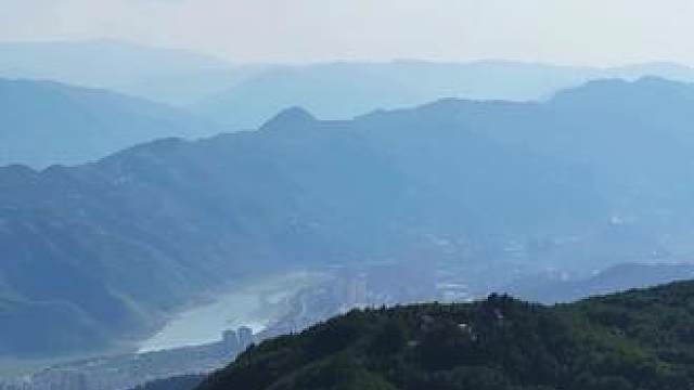 站在山顶上，不为俯视大地，只为眺望远方 #山顶的风景总要自己去看 #航拍奉节