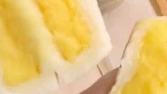 一口爆浆糯叽叽的榴莲冰皮月饼，是时候安排上了#榴莲 #榴莲爱好者 #好吃到停不下来 #中秋 #榴莲冰