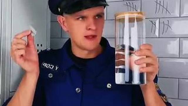 用刀片削苹果皮，这手法简直太厉害了！ #看一遍笑一遍 #老外真会玩 #这操作都看傻了 #在玩一种很新