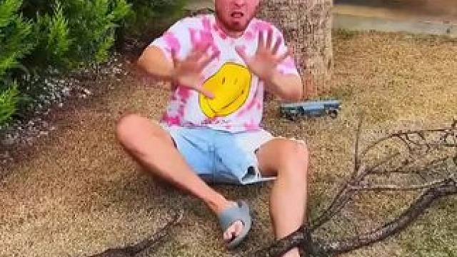 被树枝压到腿没法动弹，妻子一招成功化解！ #看一遍笑一遍 #这操作都看傻了 #老外真会玩 #在玩一种