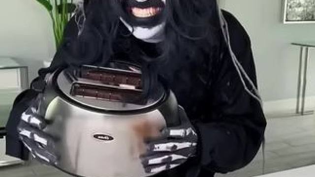 小怪物徒手修复面包机，这操作简直太牛了！ #看一遍笑一遍 #这操作都看傻了 #在玩一种很新的解压玩具