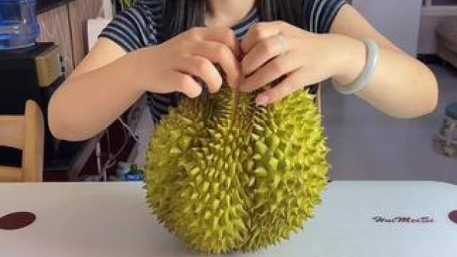 剥榴莲的正确打开方式！ #笑花小王令 #徒手剥榴莲的惊喜