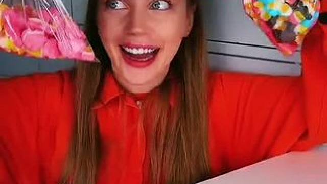 偷吃保安的小企鹅软糖，这招数简直太牛了！ #看一遍笑一遍 #老外真会玩 #在玩一种很新的解压玩具 #