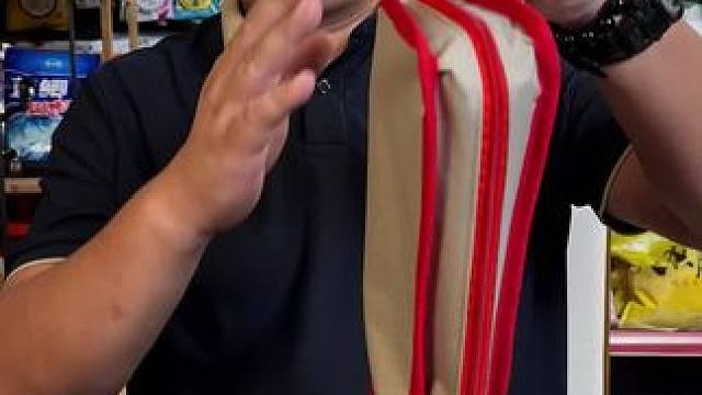 小手包折叠凳 这是一款收纳简单、携带方便的折叠凳，折叠之后就是一个小手包。#马扎凳 #折叠凳便携 #