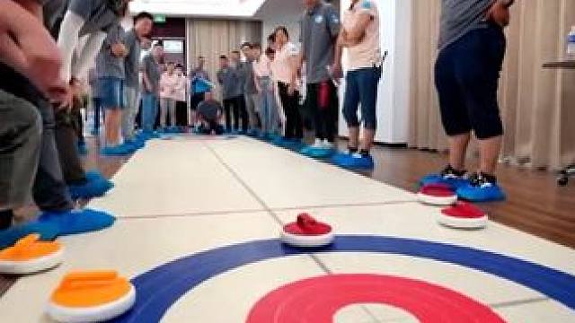 旱地冰壶 #旱地冰壶 夏季室内团建首选旱地冰壶#冰壶游戏#团建游戏#主题团建#团队游戏