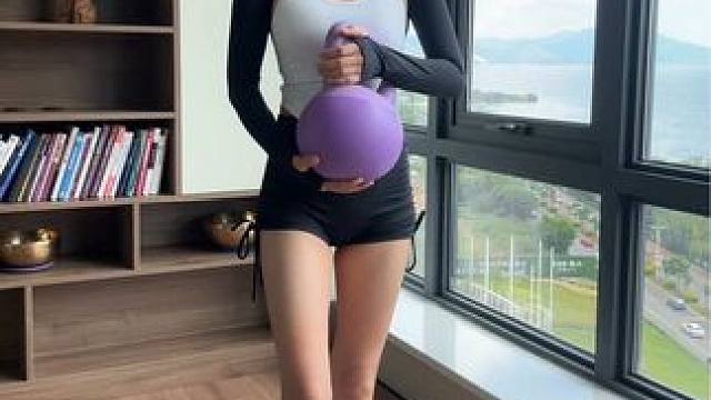 软壶铃 建议新手刚开始选择软壶铃，早上空腹有氧效果最好，前期一个动作壶铃摇摆练全身，注意⚠️姿势要正