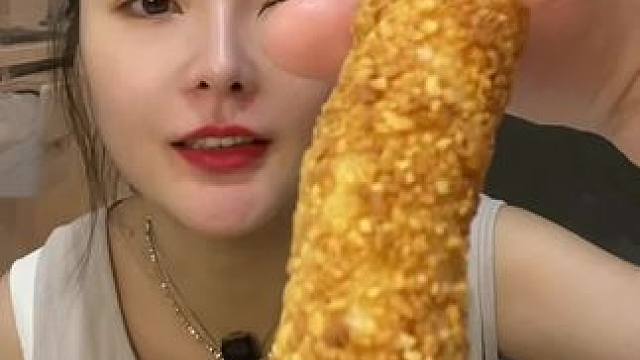 #还没到中秋就馋月饼了 #吃货一枚鉴定完毕 #好好吃饭好好生活 #不敢想象这一口多好吃 #从来没吃过