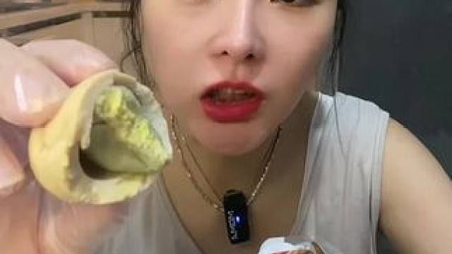 #还没到中秋就馋月饼了 #从来没吃过这么好吃的东西 #好好吃饭好好生活 #这届月饼礼盒卷起来了 #各