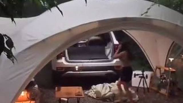 车位观景豪华帐篷，暴雨中的惬意情侣生活！ #露营 #户外露营 #雨天露营