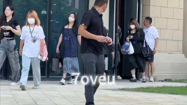 无畏小哥哥和周奇一起出来呢，俩人走在一起身高颜值不分上下