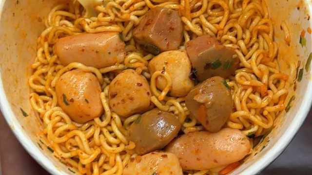 两块多就能有十个肉丸，这放以前哪敢想！#宵夜 #零食 #拌面 