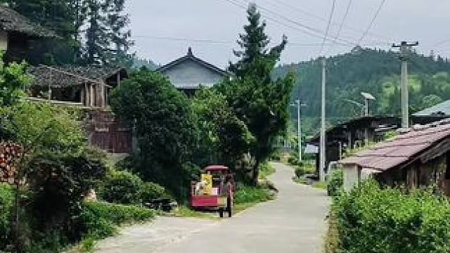 我们穷极一生的追求的自由与快乐，原来一开始就有，渐行渐远的不是老家，而是童年的回忆，是曾经满村的烟火