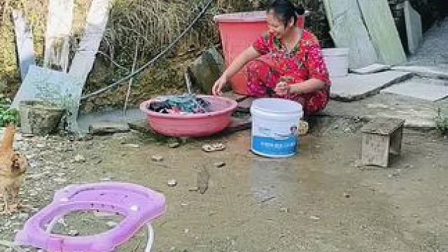 村里的满娘告诉我，以前的老一辈重男轻女，到现在这个社会就不同了，生个女儿不愁嫁，生个儿子条件差的就要